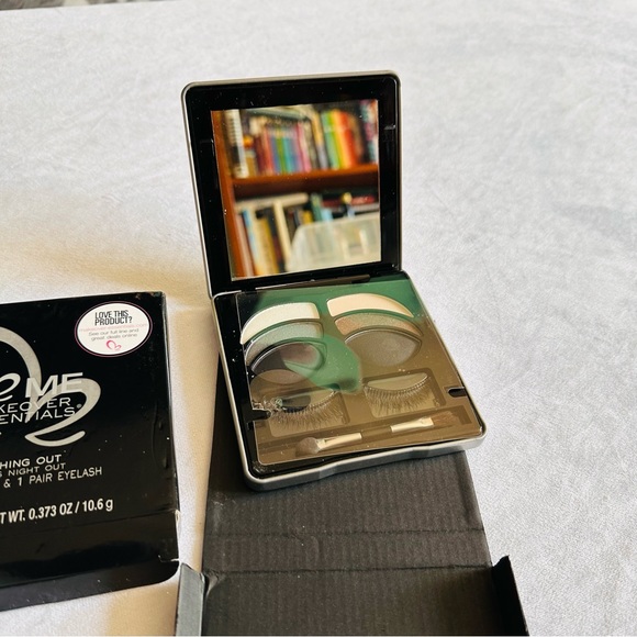 Me Makeover Essential women Lashing out Girl Night Out Eyeshadow & Eyelash - Picture 12 of 12